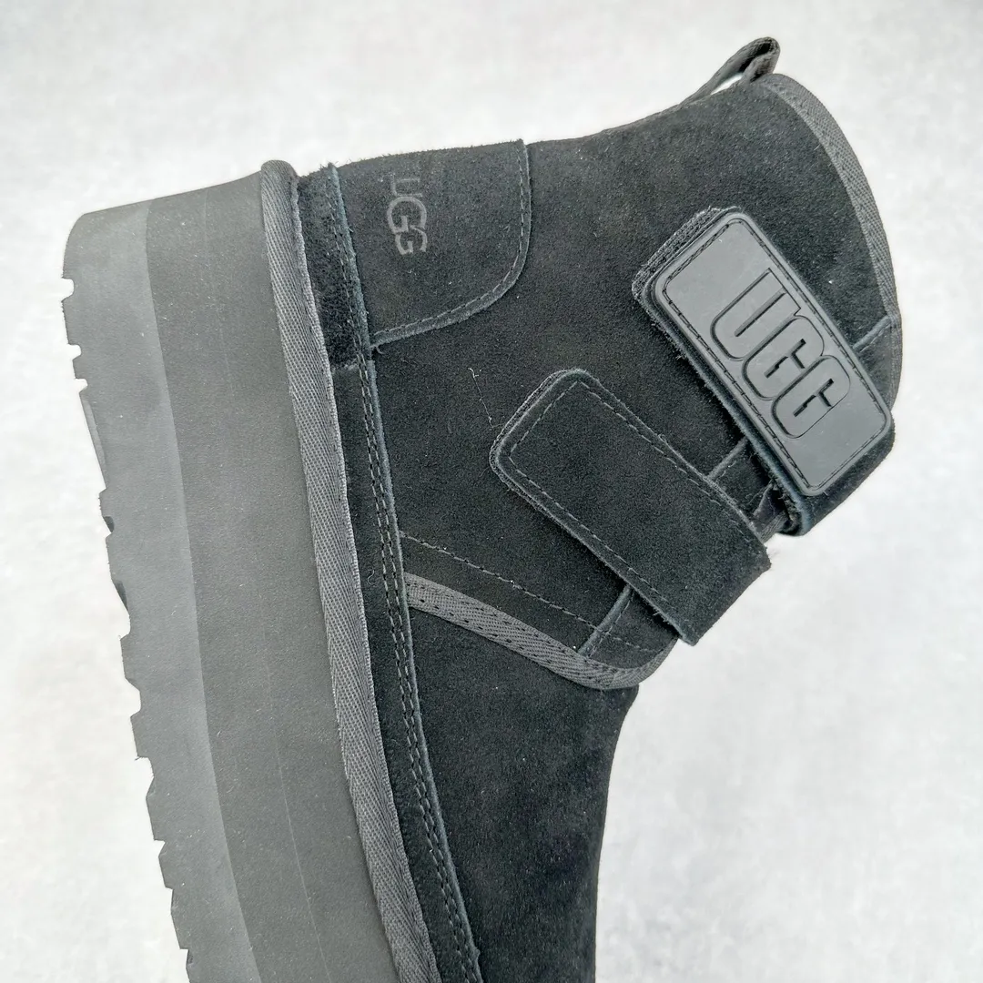 Pick up locally 💰600 UGG 0554 Autumn and winter sheepskin and fur one-piece snow boots with double buckles. All shoes are made from the same factory as ZP. Longfeng A-grade Australian imported sheepskin and fur one-piece Velcro women's boots. Brand OEM production line. Fully follow the ZP process. OEM original pattern maker. Adhering to the principle of no original shoes and no development selection. Pay attention to every detail. The most authentic version on the market. TREADLITE "Light Wing" technology outsole. Lightweight/durable/flexible/pile size: 35 36 37 38 39 40 Coding: by3936030